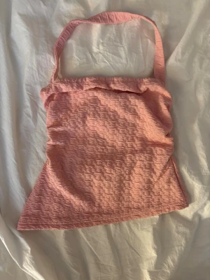 Rosa linnetopp - Rosa ”halter” topp, sneskuren längst ner.