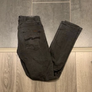 Nudie Jeans Grim Tim  - Säljer dessa jättesnygga Nudie Jeansen i storlek W29 L34. De har en snygg design och passar perfekt till allt. Skriv gärna vid intresse! 