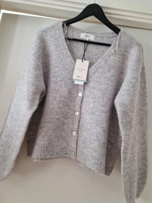 Grå kofta XS - Gina Tricot ljusgrå kofta i stl XS. Med prislapp