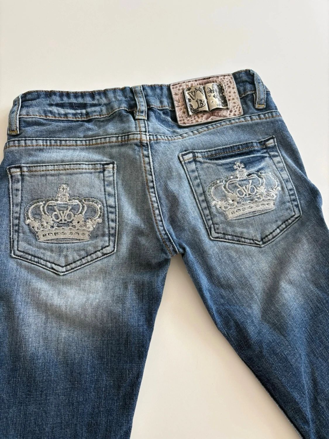 Victoria Backham jeans med kronbrodyr