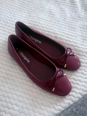 Vinröda ballerinaskor från Bonprix - Säljer mina vinröda ballerina skor pga att dem är försmå! Dem är helt nya, aldrig använda! Superbra skicka. Passar pefekt nu inför våren och sommaren💕
