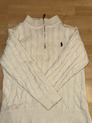 Polo Ralph lauren  - Polo Ralph lauren tröja säljs i fint skick och skickas samma dag frågor osv->dm passar dig som är 170-175 och under