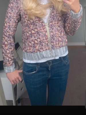 Mönstrad cardiganjacka  - Lånade bilder, skriv ifall du vill ha mer bilder.  Jackan har ett färgstarkt mönster i vinrött, beige och mörkblått samt kontrasterande ribbade muddar i vitt och grått. Långärmad och rak passform, perfekt för att lyfta din outfit.