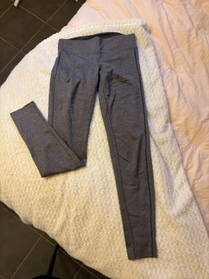 Grå tränings tights / leggings  - • Grå tränings-tights. • Uppskattning storlek xs • Stretchigt och bekvämt material. • Passar till gym, löpning eller vardag. • Enkla att matcha. • Använda men fortfarande bra skick.