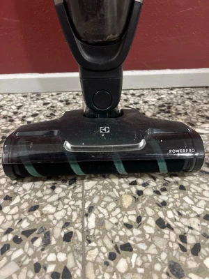 Electrolux PowerPro dammsugare - Säljer en Electrolux PowerPro dammsugare med svart och grå design. Dammsugaren har ett robust munstycke med gröna detaljer och är sladdlös. Perfekt för att snabbt städa golv och mattor hemma.