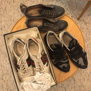 3 par skor( ÄKTA) - Måste ha pengar snabbt därför jag säljer så billigt men sammanfattningen är att jag säljer 3 par skor Gucci snake ace, Lanvins, rockrunners. Alla är bra skick förutom Lanvins som har en bra användning men ingen man ej kan fixa.