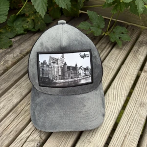 Velvetkeps  Sayless - Velvet keps från Sayless i nyskick. Nypris 499 