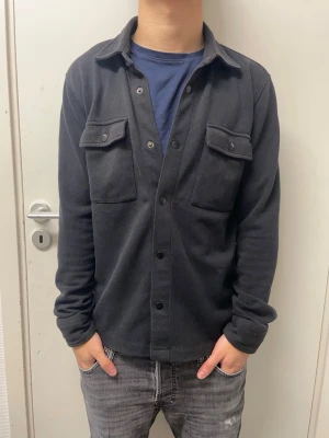 Selected overshirt - Fet svart overshirt från Selected. Mycket bra skick. Modellen är 173cm, 64kg. Pris kan diskuteras!!