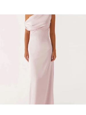 Balklänning  - Säljer en jättefin balklänning som endast används en gång. Se bilder för två små fläckar på bröstet som knappt syns, går säkert bort i tvätten🌟🌟nypris ca 1150kr