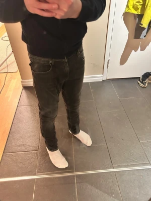Replay wallys. Slim fit - Pris kan diskuteras. Jag har använt dom endast 1 gång och det var när jag pröva byxorna. Säljer ett par svarta Levi's 511 skinny jeans med klassisk femficksdesign och diskret logga på bakfickan. Jeansen har smal passform och är tillverkade i mjukt jeansmaterial som sitter snyggt längs benen.