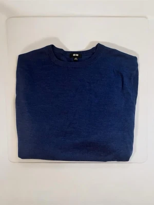 Marinblå stickad tröja Uniqlo - Tja, säljer en snygg crewneck tröja från uniqlo. Storlek M och i nytt skick (använd 1 gång). Skriv till mig vid minsta fundering. Mvh Marius 