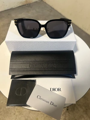 Svarta solglasögon från Christian Dior - Snygga svarta solglasögon från Christian Dior med klassisk, kantig form och mörka glas. Helt nya har inte använt de. De passar med sommaren 