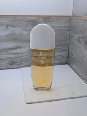 Elizabeth Arden Sunflowers EDP 100ml 99% kvar - Fräsch parfym från Elizabeth Arden, Sunflowers Sunrise. Perfekt för dig som gillar blommiga och fruktiga dofter. Flaskan är stilren och enkel att ta med i väskan.