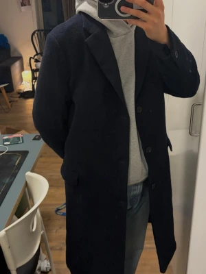 HOPE rock / kappa - Mörkblå nästan svartlik ullkappa från HOPE. Små revor på insidan men inga defekter på utsidan. Nytvättad och i bra skick    Storlek 44/36 och sitter bra i längden på mig som är 174cm 