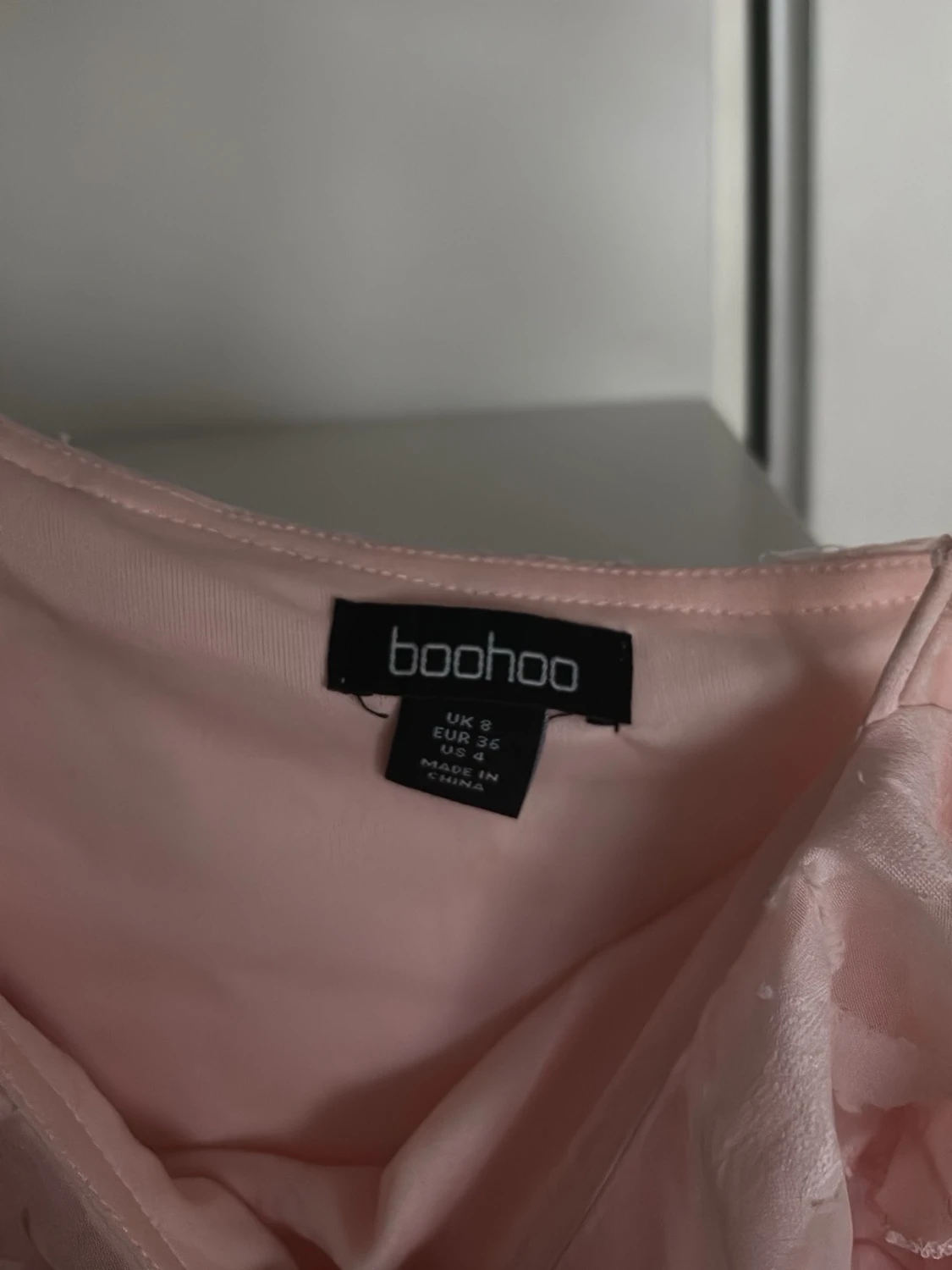 Ljusrosa asymmetrisk volangklänning - 2