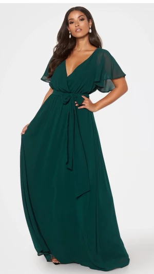 Mörkgrön balklänning med knytband - Endast använts en gång vid bal. Den är lite uppsydd i längden men fortfarande lång då jag hade höga klackar. Ny pris 999kr.                     Priset kan förhandlas💕