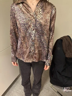Leopardmönstrad Skjorta - Fin och sparsamt använd av mig. Köpt second hand. Glansigt skönt material. 🤍