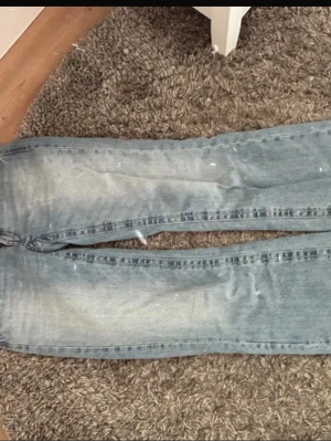 Blåa baggy jeans - Säljer ett par blåa baggy jeans från gina young. Dom är använda fåtal gånger. Bilderna blev konstiga med vita saker men så är de inte i verkligheten. Skriv vid intresse!