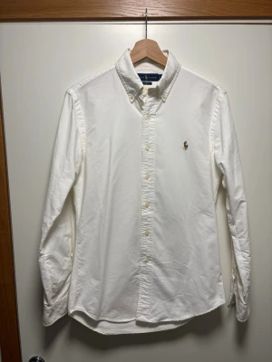 Vit Ralph Lauren Skjorta - Stilig RalphLauren skjorta   Storlek: S, slim fit,   Använd 2 gånger  Skick 9/10  Mått: Axelbredd 48 cm, Längd 71 cm                    Pris kan diskuteras!  Skriv vid funderingar!