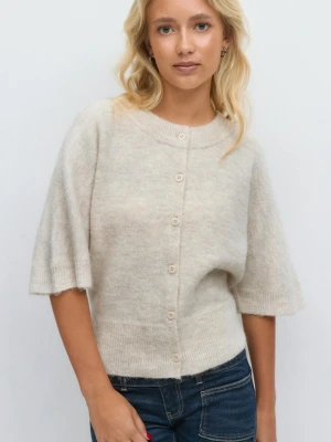 Beige kofta med korta ärmar - Mysig beige kofta med rund hals och korta ärmar. Koftan har knäppning framtill med matchande knappar och ribbstickade detaljer vid hals, ärmslut och nederkant. Perfekt för lager-på-lager och enkel att styla till jeans.