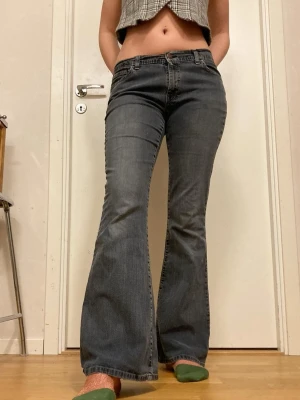 🍒Vintage Levi’s flare jeans🍒 - 🍒 ALL I EVER WANTED🍒Svinsnygga Levi’s med låg midja å bootcut/flare. Midjemått: 39cm rakt över (lågmidjat) Innerbenslängd: 78cm. Litet hål på ena knät och baken. Modellen är 172cm lång för ref.🍒