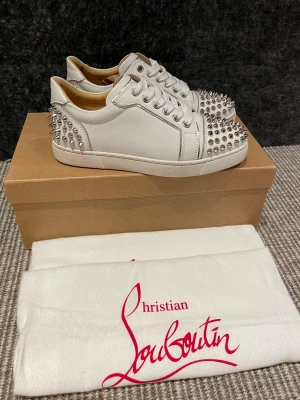 Christian Louboutin skor  - Hej, säljer nu dessa svin snygga Christian Louboutin. Skorna är i grymt skick! Begränsat antal boxar och dustbag. Hör av dig vid frågor. 