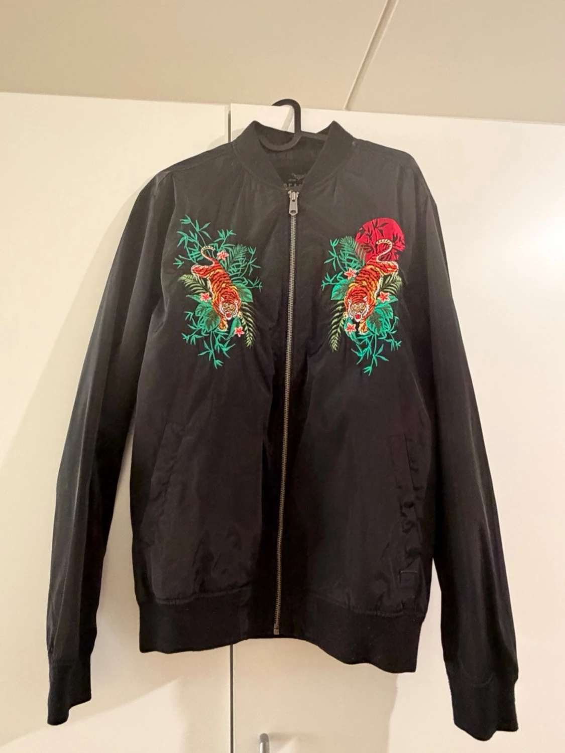 Svart bomberjacka med tigerbrodyr - 2