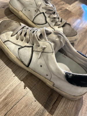 Philippe model skor - Säljer ett par vita Philippe Model sneakers som är  Perfekta för dig som gillar en avslappnad stil. Har en del defekter men borde gå att laga. Pris kan diskuteras 💫 