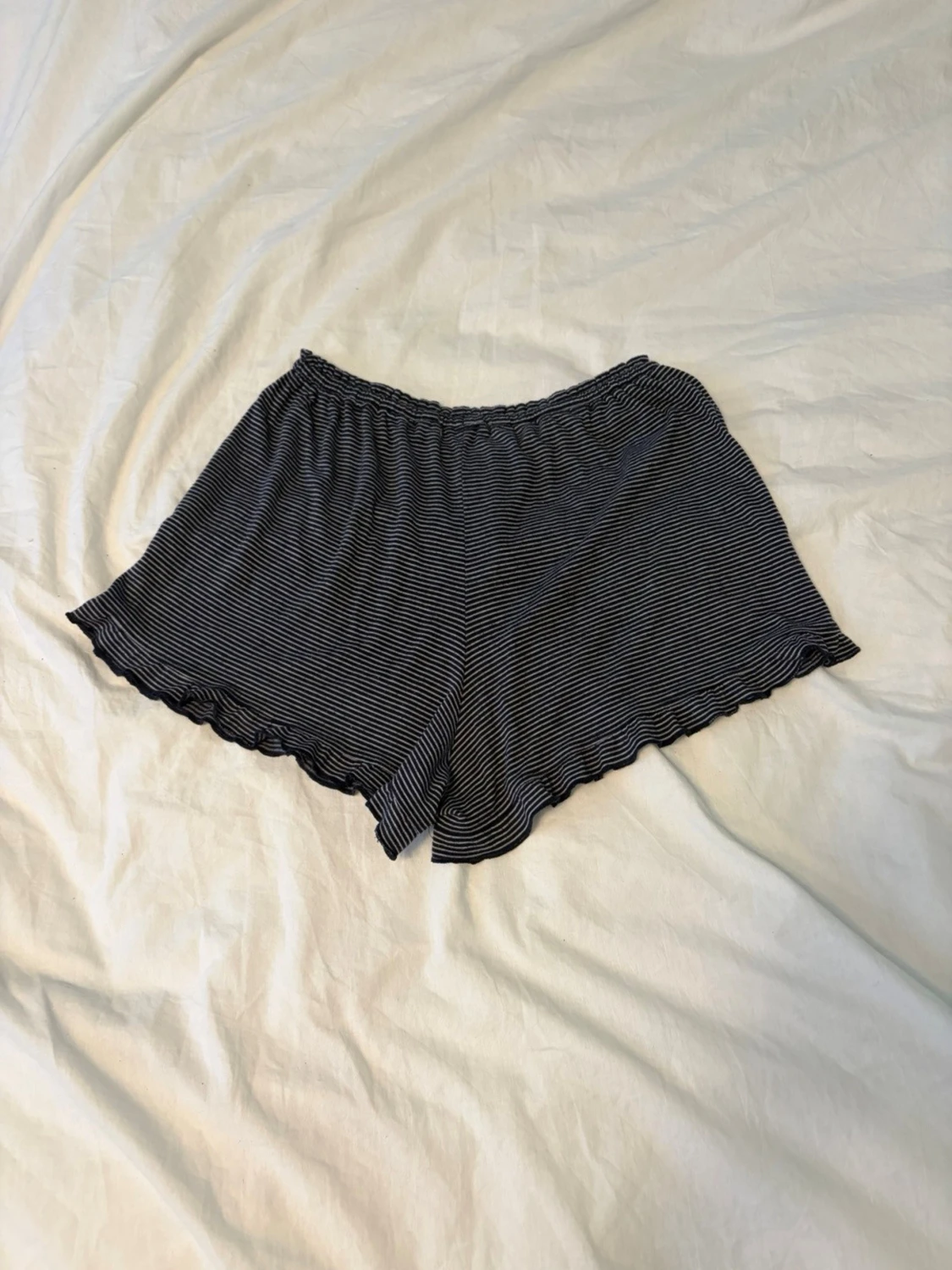 Randiga pyjamasshorts med volangkant - 1