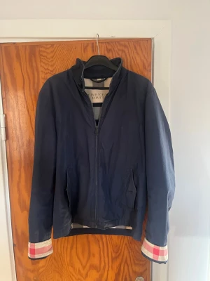 Burberry vindjacka - Jätte fin vindjacka perfekt nu för vår/sommar från Burberry. Väldigt fint skick och såklart äkta.      Priset kan diskuteras vid snabb affär.
