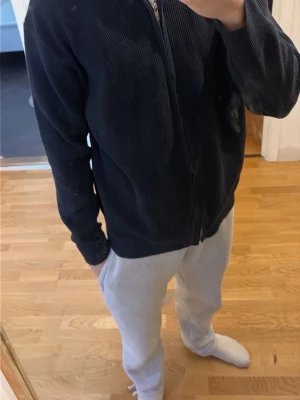 Axel luxe hoodie - Fin axel luxe hoodie aldrig använd (på grund av att jag tycker den är lite stor) storlek M. Ny pris ligger på ca 400kr. Fler bilder kan skickas vid visat intresse