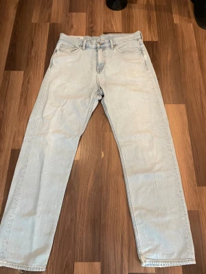 Ljusblå raka jeans i denim jack n jones 32/32 - Säljer ett par ljusblå jeans med rak passform och klassisk femficksdesign. Jeansen har normal midja och är tillverkade i ett mjukt denimtyg. Perfekta för en avslappnad och trendig look. 32/32