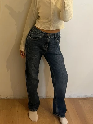 Baggy mörkblå jeans med loose fit - Säljer ett par baggy mörkblå jeans med loose fit och hög midja. Har resårband i midjan för kunna dra åt. Storlek 170. 