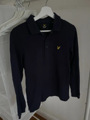 Lyle & Scott tröja - En riktig snygg långarmad Lyle & Scott tröja. Det är mörkblå i storlek S. Den är i bra skick och ej använd mycket. Hör av dig om du har några funderingar🙌