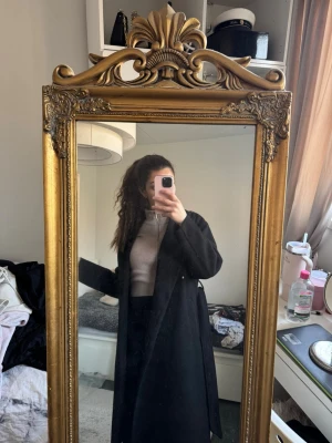 Svart kappa - Kappa från Vero Moda i storlek S/XS, mellan lång (jag är 166 för referens) den är i bra skick. Lite nopprig men går att lösa med en noppborttagare eller rakhyvel/ögonbryns kniv. Den passar perfekt nu till våren när vädret inte kan bestämma sig och det är soligt ibland men ändå blåsigt och kallt på kvällarna. Passar även perfekt för hösten😊