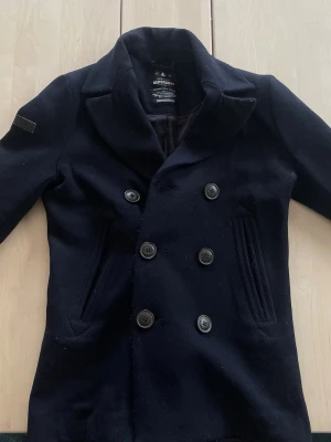 Skepparkavaj Superdry - Tjena! Säljer nu min riktigt feta skepparkavaj från Superdry. Den är i fint skick och har en lite mer slim fit passform. Den är i storlek S. Jag säljer jackan då jag rensar garderoben och inte använder den längre. Hör av er vid närmsta fundering!🙌