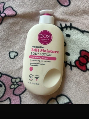 EOS 24H Moisture Body Lotion Strawberry - EOS shea better 24H Moisture Body Lotion i doften Strawberry Dream. Innehåller 7 närande oljor och smör, ger långvarig återfuktning och skydd för torr hud. Vegansk, dermatologiskt testad och fri från parabener. Flaskan är vit med rosa detaljer och rymmer 473 ml.