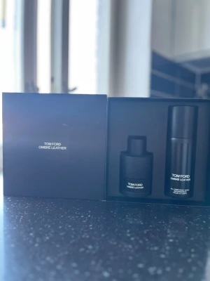 Tom Ford Ombré Leather  - Lyxigt presentset från Tom Ford med Ombré Leather parfym och body spray. Båda flaskorna är mattsvarta med vit text och kommer i en elegant svart box. Perfekt för dig som gillar exklusiva dofter med lädertoner och stilren design. 100ml parfym 150 ml body spray