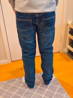 Jack & Jones jeans - Säljer ett par klassiska blå jeans från Jack & Jones i storlek 28/30. Modellen är Mike/Comfort fit. Jeansen är i jätte fint skick och är en av de lyxigaste Jack & Jones jeansen. Kontakta gärna vid frågor! 😊