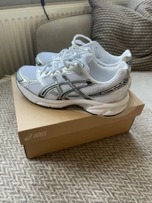 Nya ASICS sneakers – storlek 42 - Helt nya ASICS sneakers i storlek 42.  Aldrig använda och säljs i originalkartong. Klassisk vit modell som passar både till vardag och träning.           Säljs eftersom de tyvärr inte används. Skickas alltid samma dag
