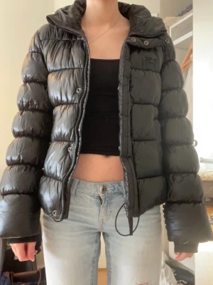 Svart dunjacka med luva från superdry  - fin vinterjacka från superdry, använts två säsonger 