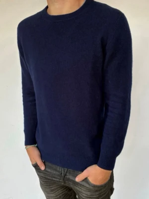 Kashmir tröja Michael Kors  - Säljer en kashmir tröja ifrån Michael Kors i mörkblå/navy. Tröjan är i 100% kashmir och riktigt schysst faktiskt. Den är i bra skick och inget nopper. Lappen vid nacken har tyvärr lossnat lite, men det är inget som märks vid användning. Nypris ~3000 kr. Hör av er vid frågor och funderingar! 