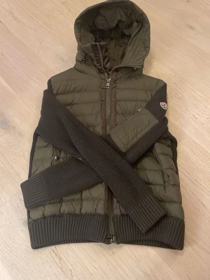 Grön Moncler cardigan - Snygg grön cardigan från moncler som är i nyskick. Med jackan tillkommer tags och triangel. Jackan går att skanna på moncler loggan. Det är en rikigt härlig jacka som jag önska att jag kunde använda men tyvärr är för liten. Priset är ej hugget i sten så kom med bud. Om du har ytterligare frågor kom privat! 🔥👍🏻