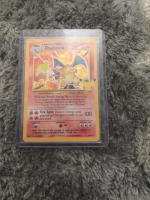 Charizard Pokémonkort Base Set - Säljer en charizard 1st edition knappt rörd, den är som ny.