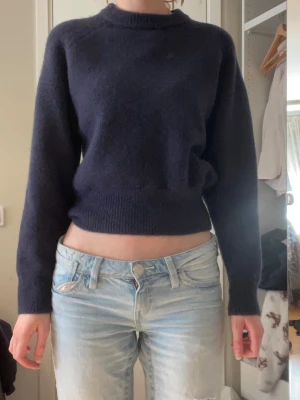 Mörkblå stickad cropped tröja - Fin stickad tröja från Zara använd ca två gånger. Skulle säga att den passar xs/s