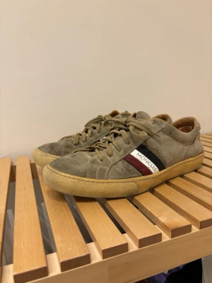 Moncler skor - Skit snygga Moncler skor i oliv grön färg. Strlk 42 men passar även 43. Liten röd defekt där framme, och lite där bak. Skriv vid frågor och funderingar ⚜️⚜️ (Skicka gärna prisförslag).