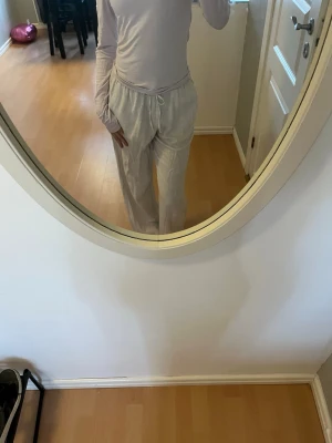Beiga linnebyxor  - Linnebyxor som jag köpte i Polen. Sitter superfint och är otroligt bekväma. Drog av prislappen och slängde in de i garderoben där de har legat i några månader så de är oanvända💗 Nypris: 299 Pris kan sänkas vid snabb affär💗