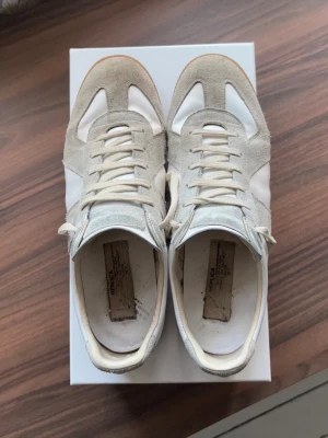 Maison Margiela GATS - Maison Margiela GATS | Skick 7,5/10 | Storlek 43 | Använda till och från sedan oktober 2025 | Hör av dig vid minsta fråga eller fundering :)