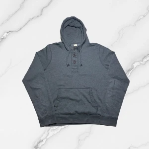 Vintage Hollister hoodie - herr strl XL - Säljer en vintage Hollister hoodie i Mörkgrå färg i storlek XL med trippel knappkrage.  👕 Märke: Hollister 📏 Storlek: XL 🎨 Färg: Mörkgrå 🧵 Material: 60% bomull, 40% polyester 📐 Mått: 71 cm lång, 63 cm bred 📌 Skick: Mycket bra skick (se bilder)  💬 Hör av dig vid frågor 💰 Pris kan diskuteras vid snabb affär 📦 Skickas inom 24 timmar