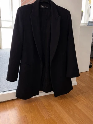 Kavaj - Kavaj från ZARA. Nypris är 859kr. Liten i storlek så passar M/L. Köparen står för frakten. Pris kan diskuteras vid snabb affär!